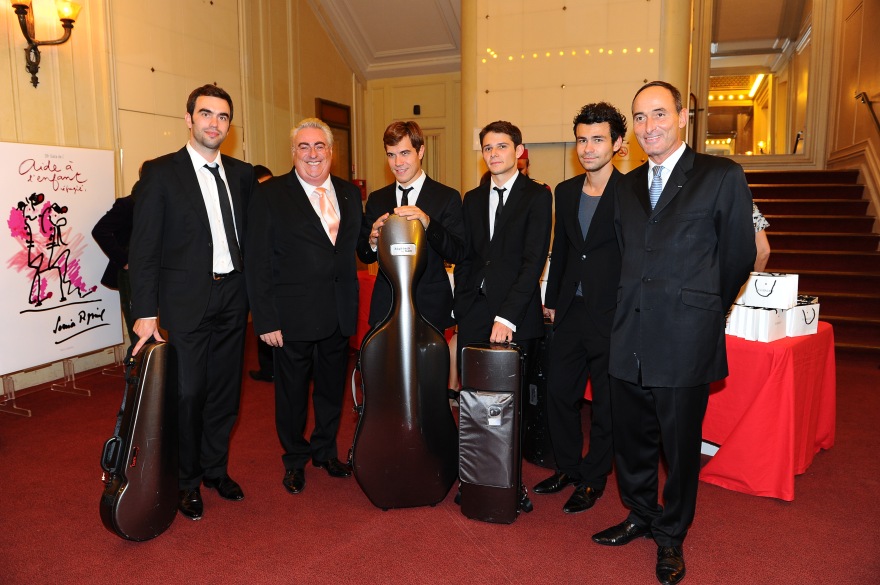 Les musiciens du Quatuor Modigliani avec les Organisateurs du Gala de l'AER Jean-Michel Aubrun & Hervé Michel-Dansac, 2011 -.JPG