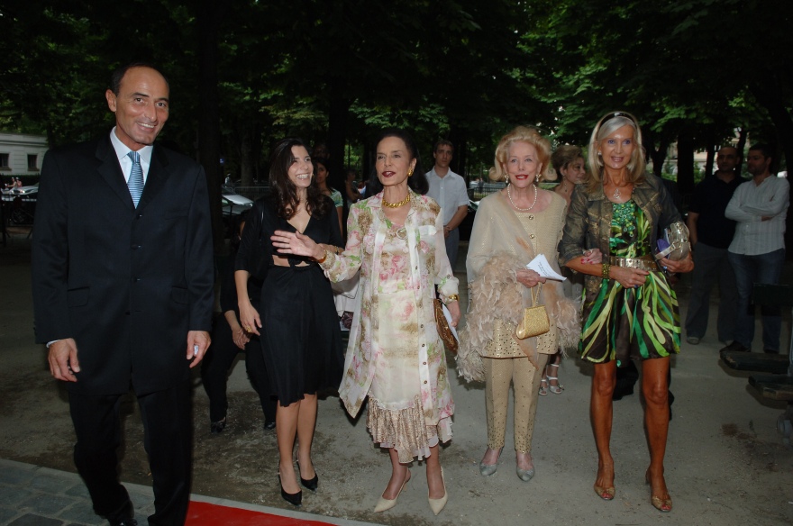 Arrivée au Pavillon Ledoyen d'Hervé Michel-Dansac avec Léa et Judith Pisar, Lady Nancy Chopard et Anne de Champigneul Paris, 2008.JPG