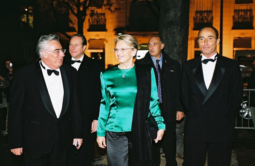 Arrivée au Théâtre des Champs-Elysées de la Ministre d'Etat Michèle Alliot-Marie avec Jean-Michel Aubrun & Hervé Michel-Dansac lors du Gala de l'Espoir, Paris, 2006 -.jpg
