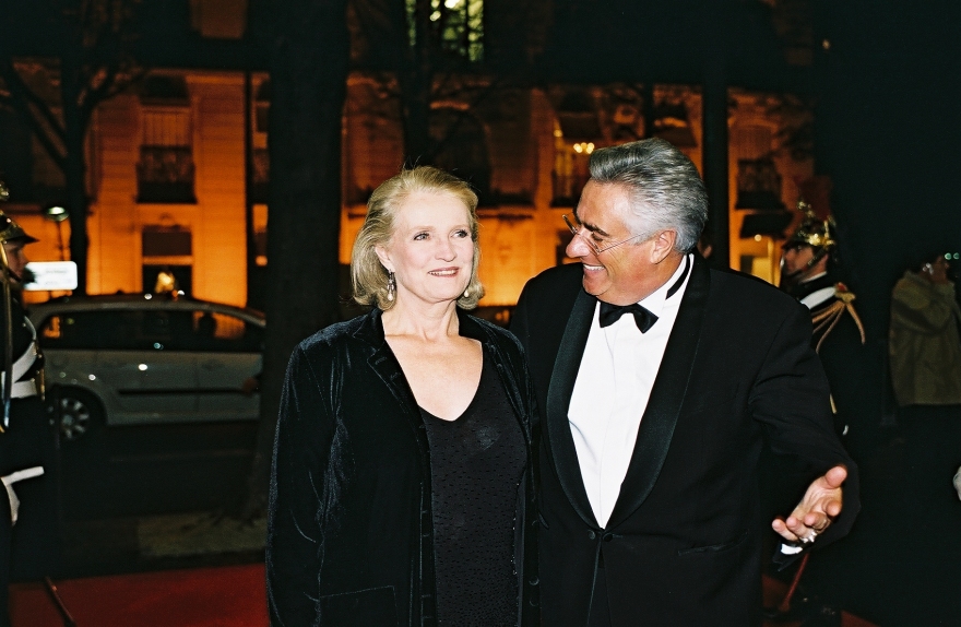 Arrivée de Marie-Christine Barrault et Jean-Michel Aubrun lors du Gala de l'Espoir au Théâtre des Champs-Elysées, Paris, 2006 -.jpg