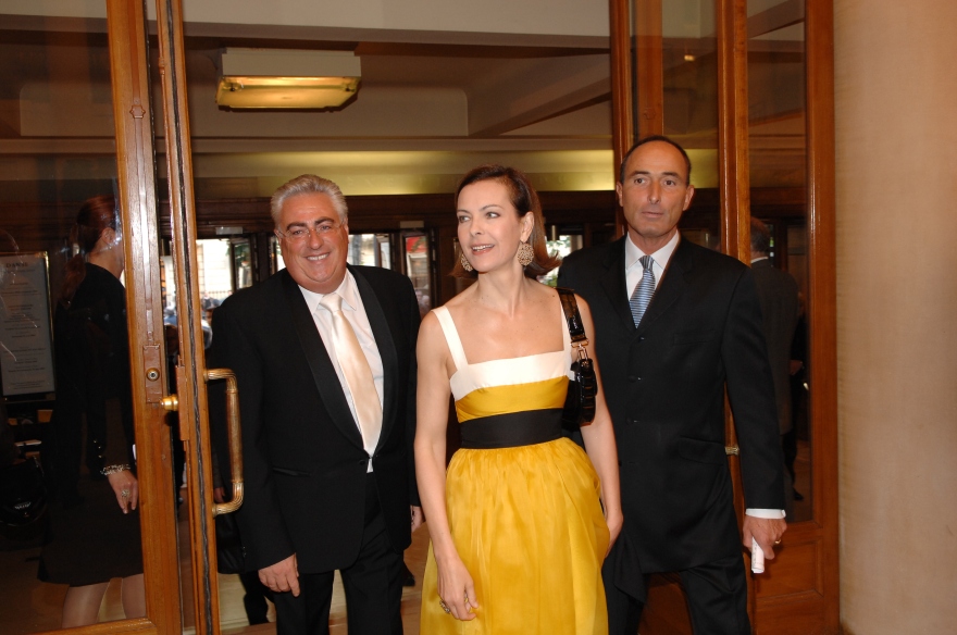 Carole Bouquet avec Jean-Michel Aubrun & Hervé Michel-Dansac lors de leur arrivée au Théâtre des Champs-Elysées, Paris, 2009 -.JPG