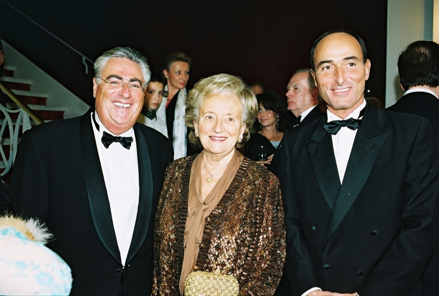 Madame Jacques Chirac avec Jean-Michel Aubrun & Hervé Michel-Dansac lors du Gala de la Fondation Princesse Margarita de Roumanie, Théâtre Marigny, Paris, 2005.jpg