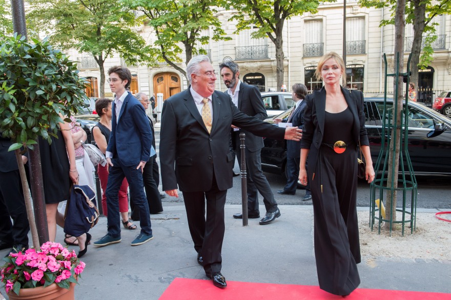 Emmanuelle Béart et Jean-Michel Aubrun lors de leur arrivée au Théâtre des Champs-Elysées pour le Gala d'Amnesty International, Paris, 2014.jpg
