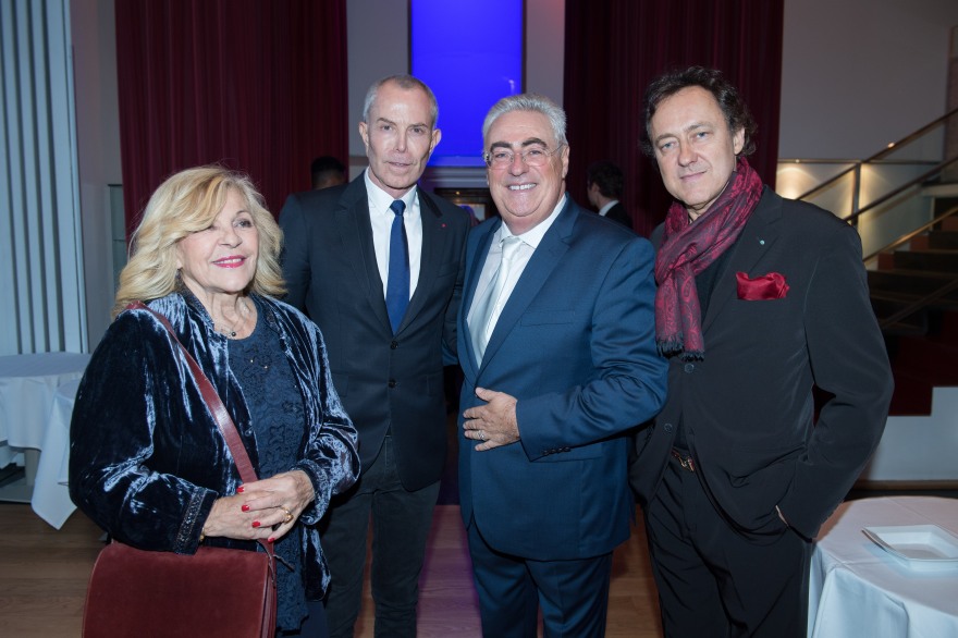 Jean-Michel Aubrun entouré de Nicoletta, son mari Jean-Christophe Molinier et le styliste Jean-Claude Jitrois, Maison Blanche Paris, 2017.jpg