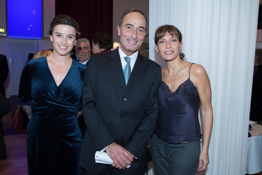 Les Comédiennes Agathe de la Boulaye et Julie Debazac avec Hervé Michel-Dansac au Restaurant Maison Blanche Paris, 2017.jpg