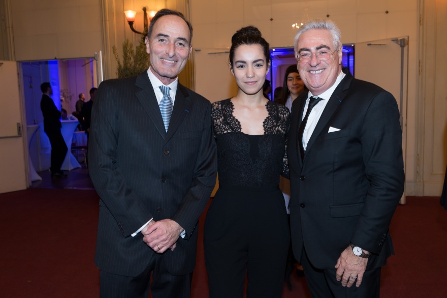 La Comédienne Lina El Arabi avec Jean-Michel Aubrun & Hervé Michel-Dansac lors du Gala d'Enfance Majuscule, Paris, 2018.jpg
